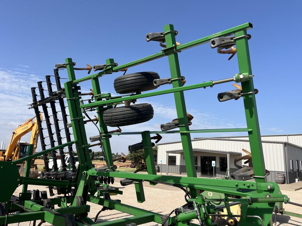 Image for 2013 John Deere 2210