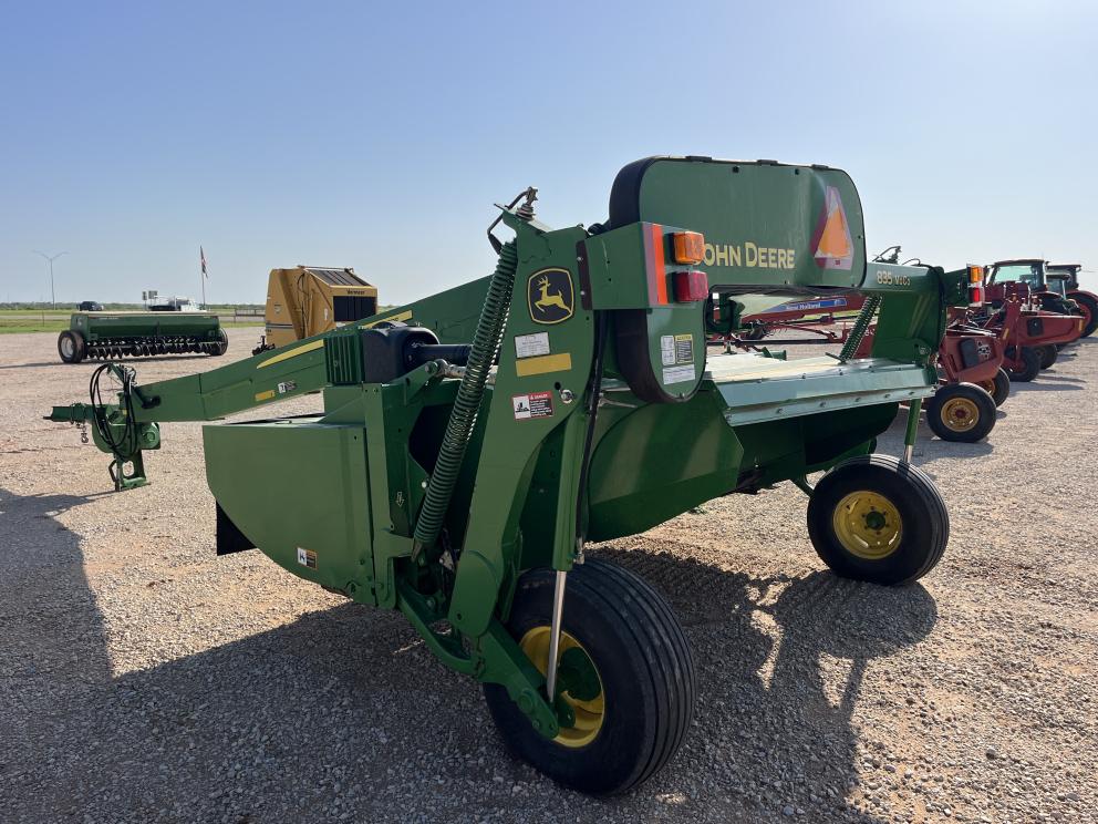 Image for 2016 John Deere 835