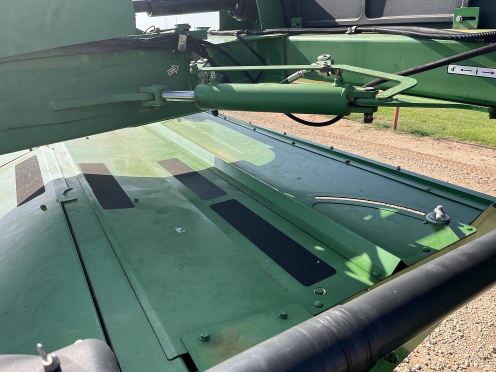 Image for 2016 John Deere 835