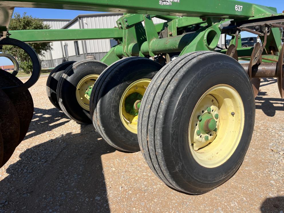 Image for 2002 John Deere 637