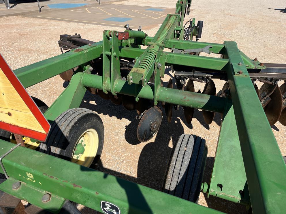 Image for 2002 John Deere 637
