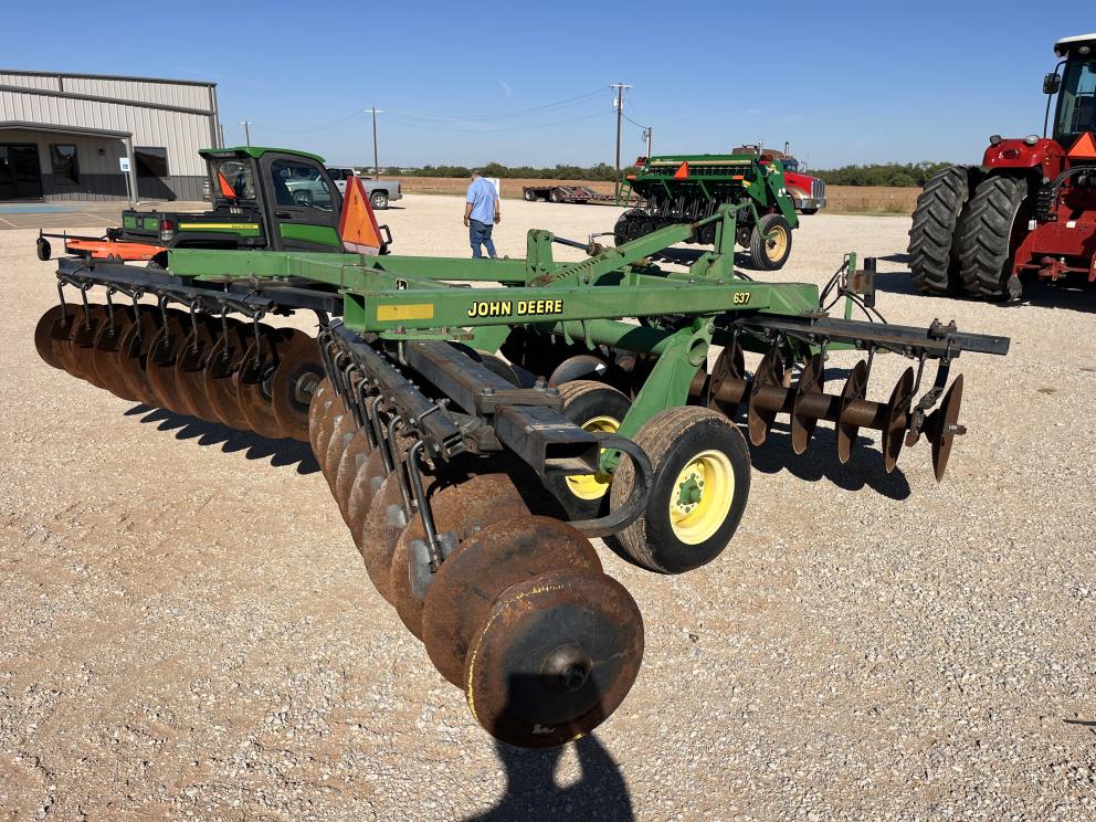 Image for 2000 John Deere 637