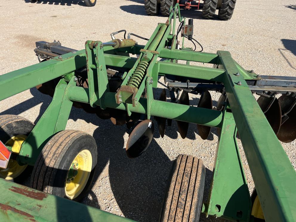 Image for 2000 John Deere 637