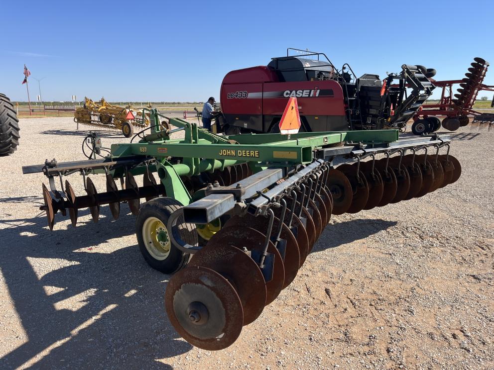 Image for 2000 John Deere 637