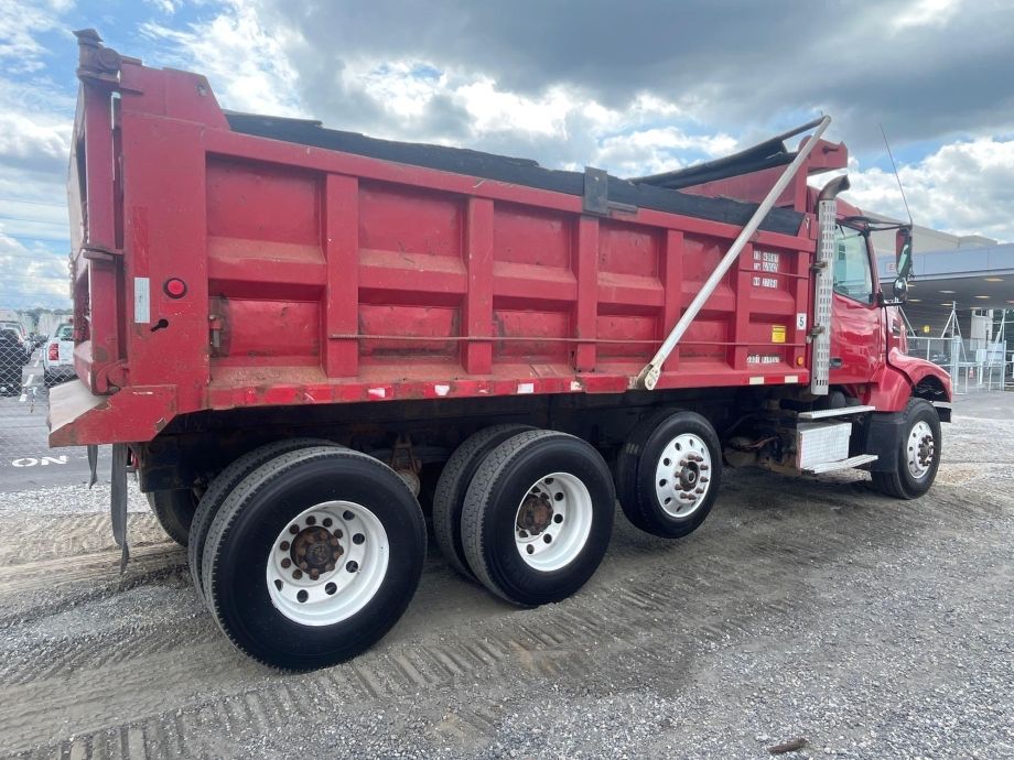 Image for 2002 Volvo VHD Tri-Axle Dump Truck