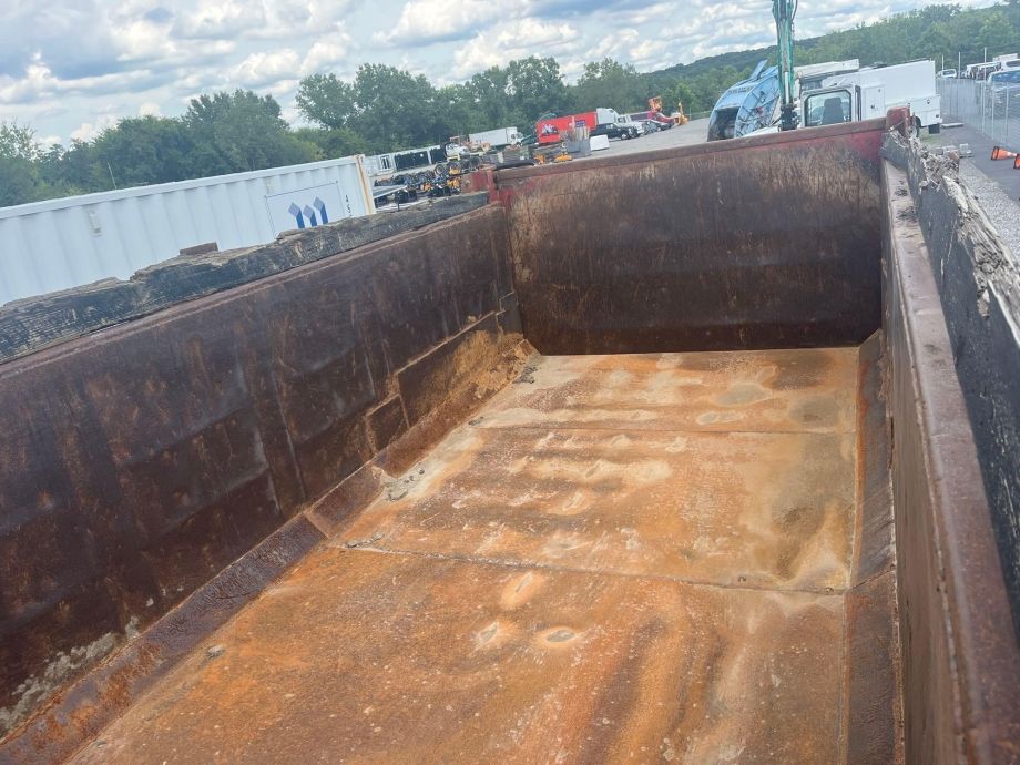 Image for 2002 Volvo VHD Tri-Axle Dump Truck