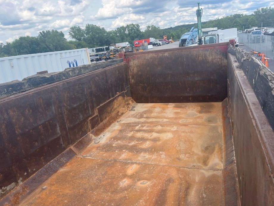 Image for 2002 Volvo VHD Tri-Axle Dump Truck