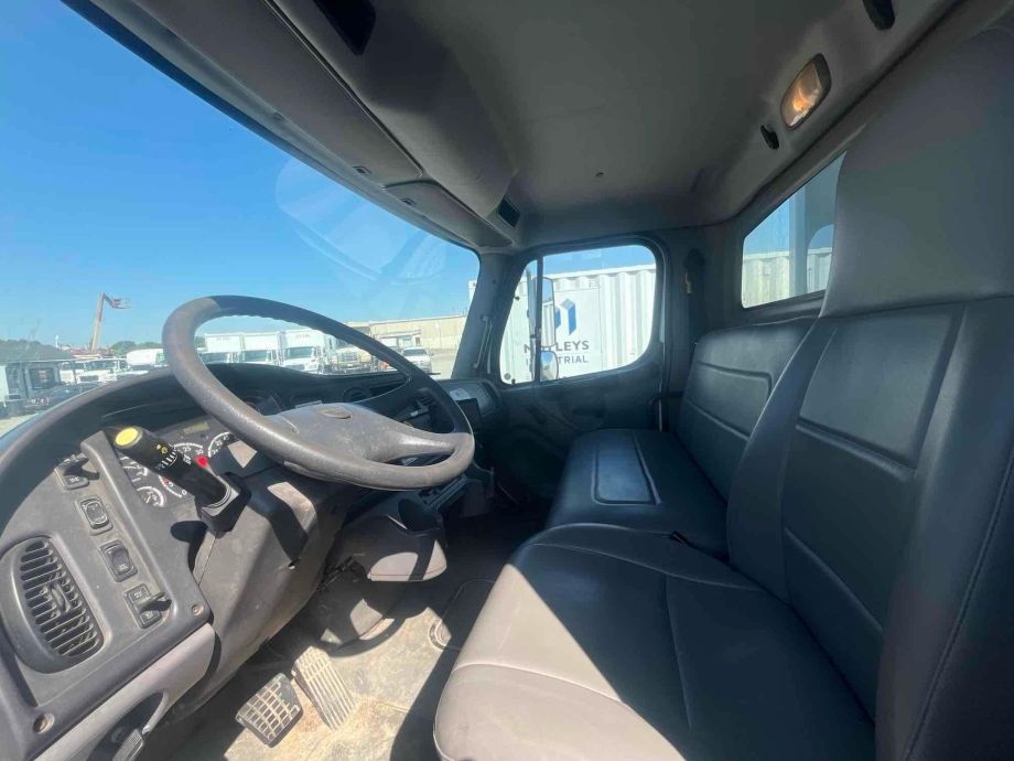 Image for 2005 Freightliner M2 20YD T/A Rear Load Refuse Truck