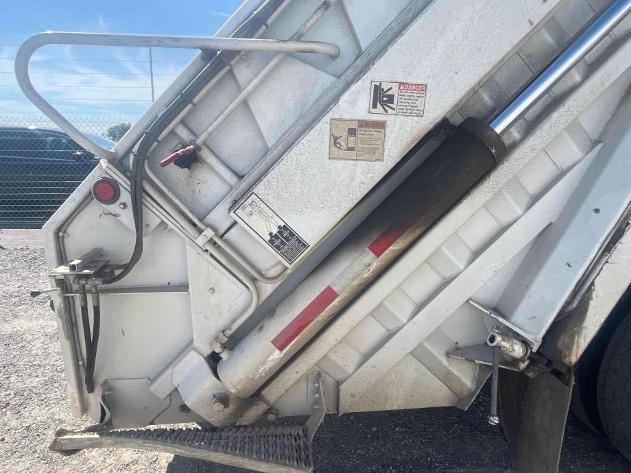 Image for 2005 Freightliner M2 20YD T/A Rear Load Refuse Truck