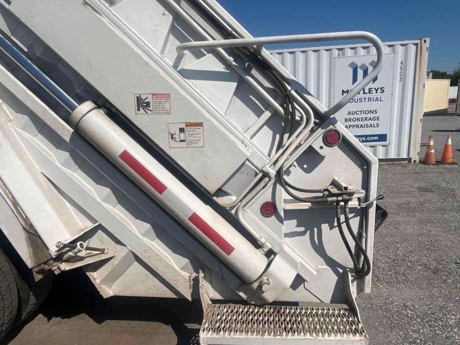 Image for 2005 Freightliner M2 20YD T/A Rear Load Refuse Truck