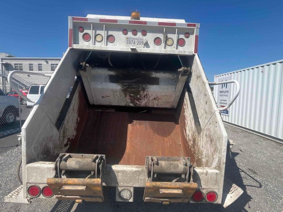 Image for 2005 Freightliner M2 20YD T/A Rear Load Refuse Truck