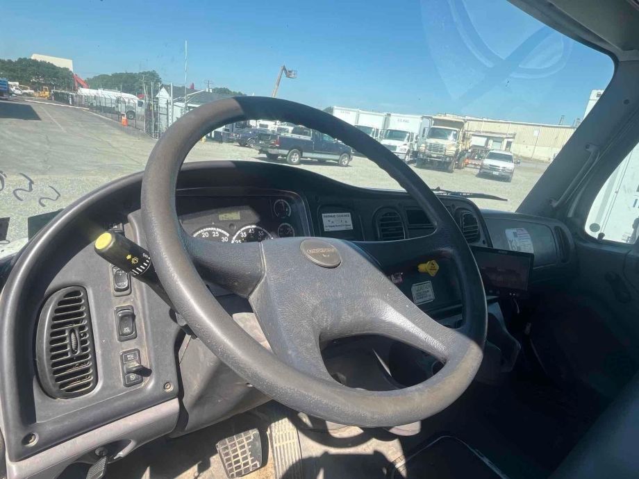 Image for 2005 Freightliner M2 20YD T/A Rear Load Refuse Truck