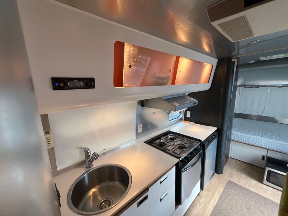 Image for 2004 Air Stream International CCD 22 Camper