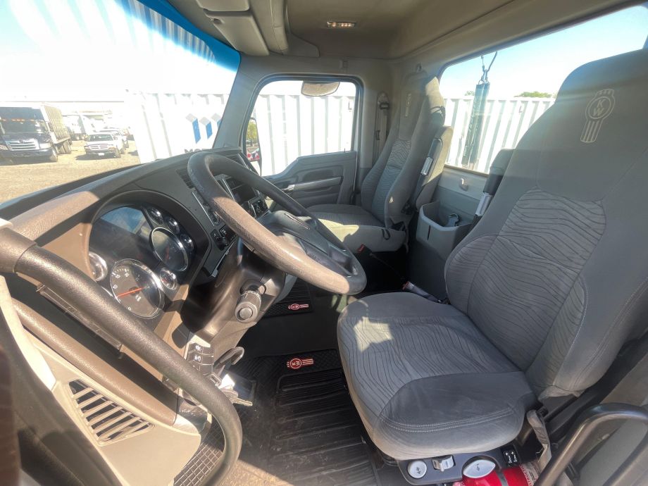 Image for 2018 Kenworth T680 T/A Day Cab Road Tractor