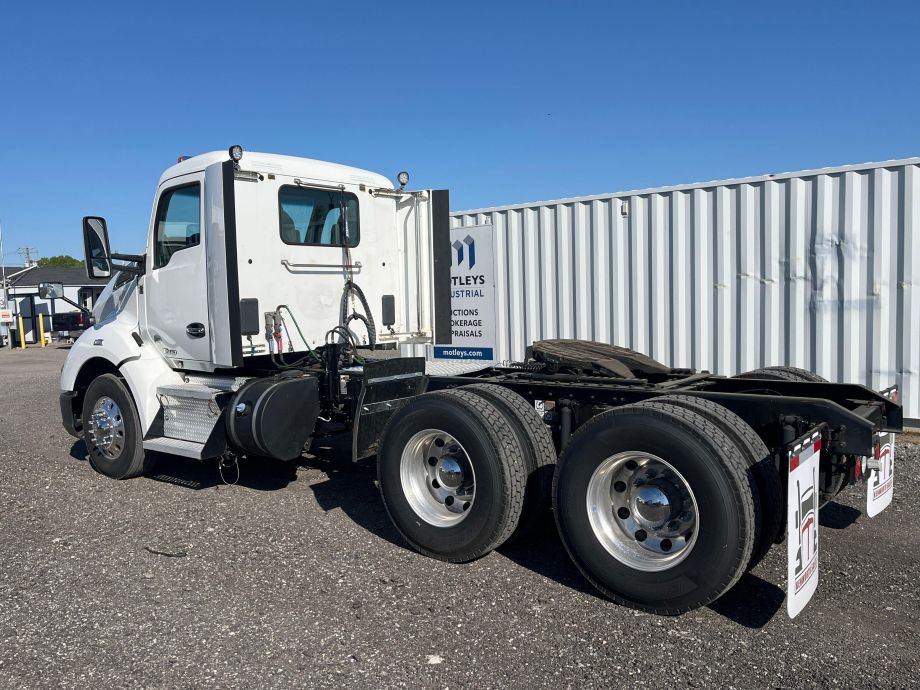 Image for 2018 Kenworth T680 T/A Day Cab Road Tractor