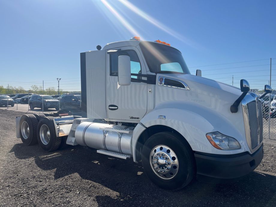 Image for 2018 Kenworth T680 T/A Day Cab Road Tractor