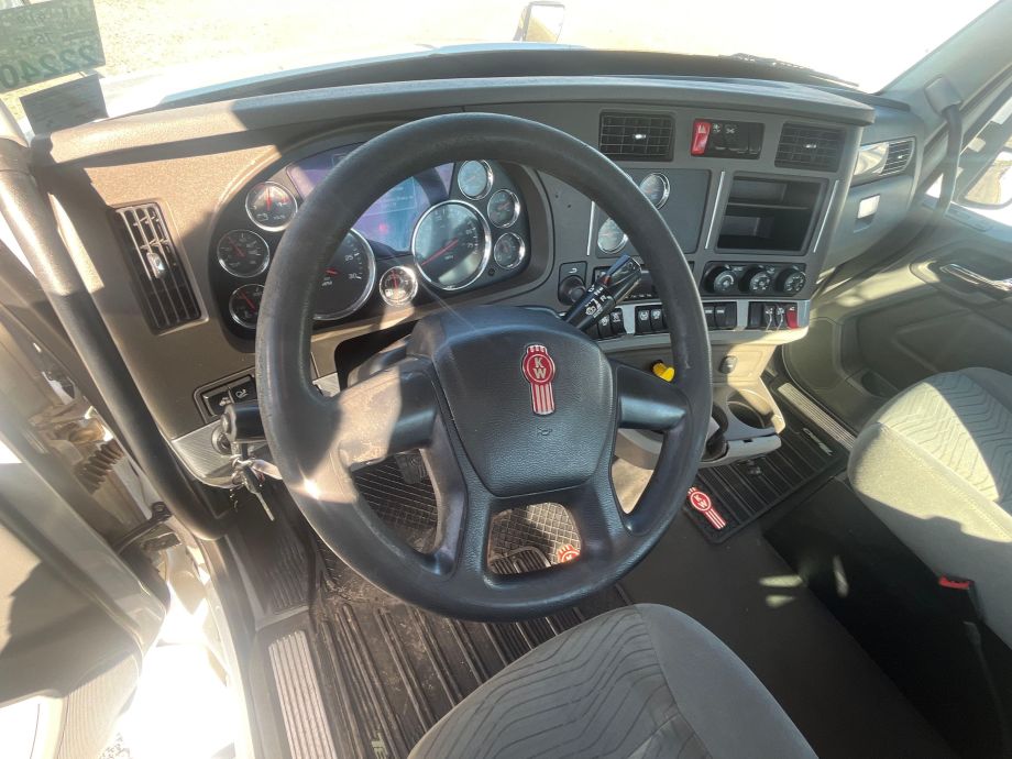 Image for 2018 Kenworth T680 T/A Day Cab Road Tractor