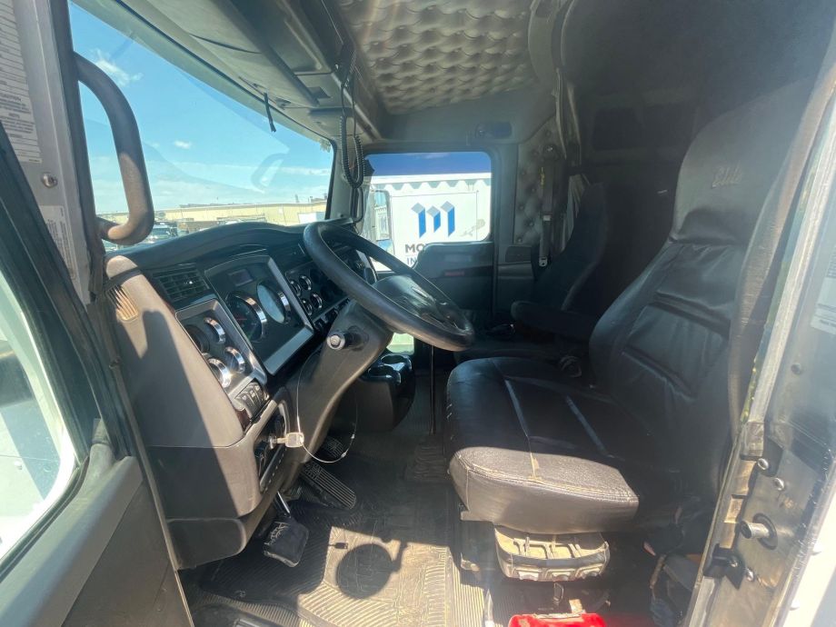 Image for 2010 Kenworth T660 T/A Sleeper Cab Road Tractor