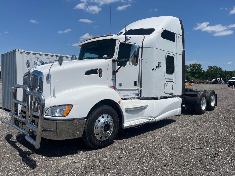 Image for 2010 Kenworth T660 T/A Sleeper Cab Road Tractor