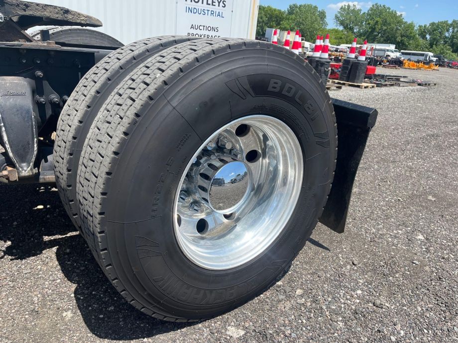 Image for 2010 Kenworth T660 T/A Sleeper Cab Road Tractor