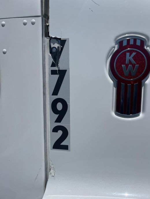 Image for 2010 Kenworth T660 T/A Sleeper Cab Road Tractor