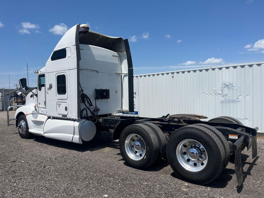 Image for 2010 Kenworth T660 T/A Sleeper Cab Road Tractor