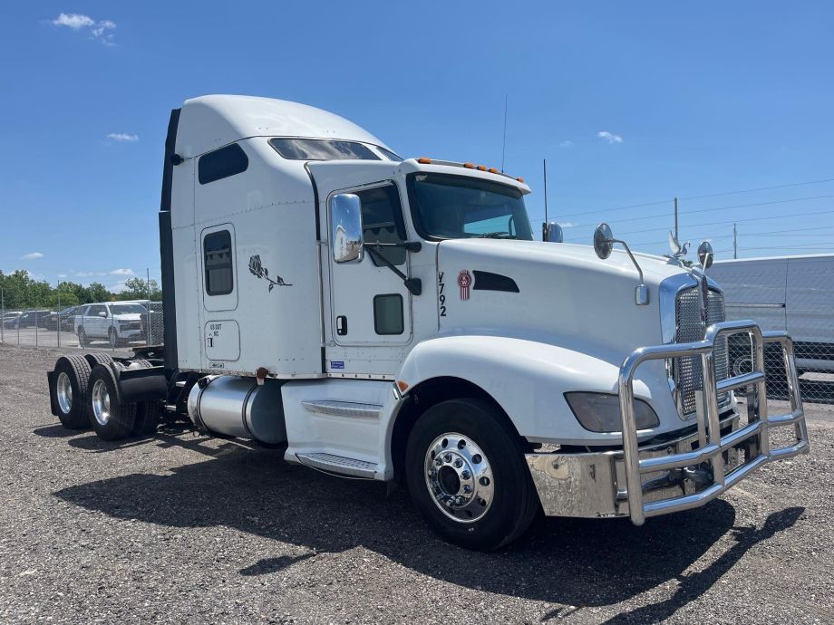 Image for 2010 Kenworth T660 T/A Sleeper Cab Road Tractor