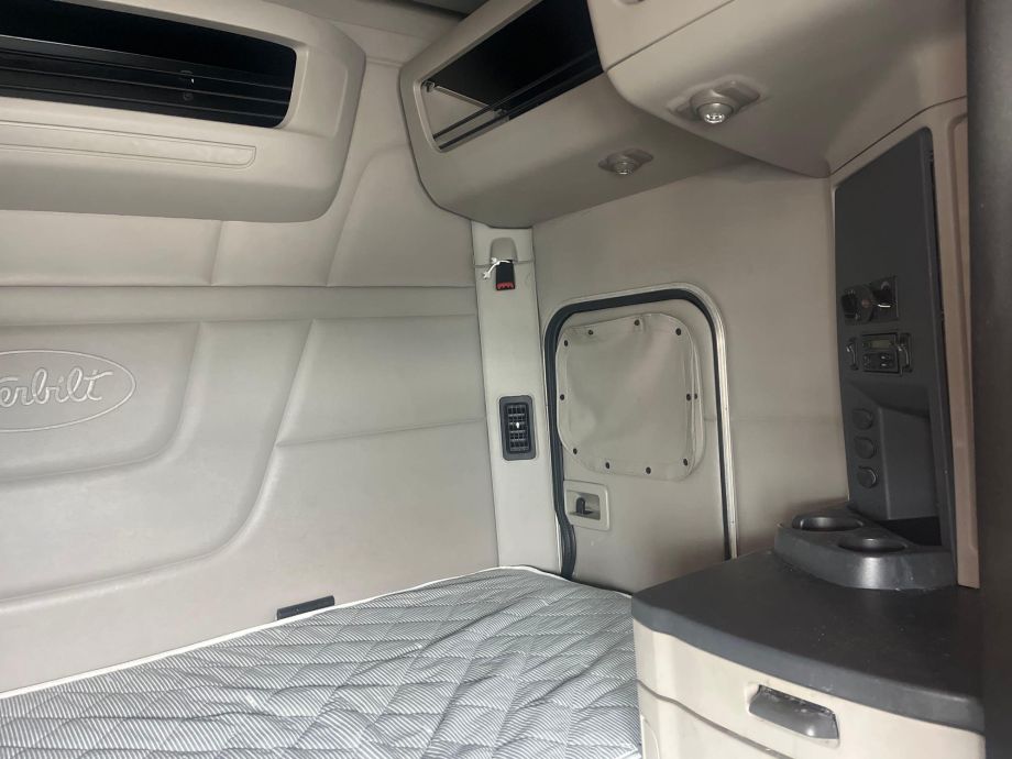 Image for 2020 Peterbilt 579 T/A Sleeper Cab Road Tractor