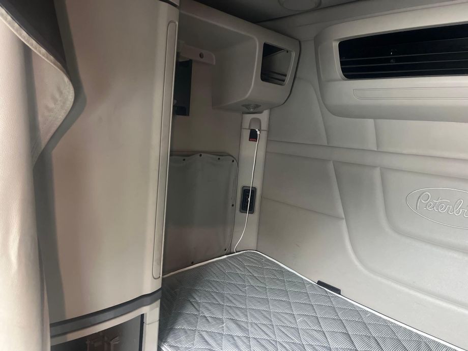 Image for 2020 Peterbilt 579 T/A Sleeper Cab Road Tractor