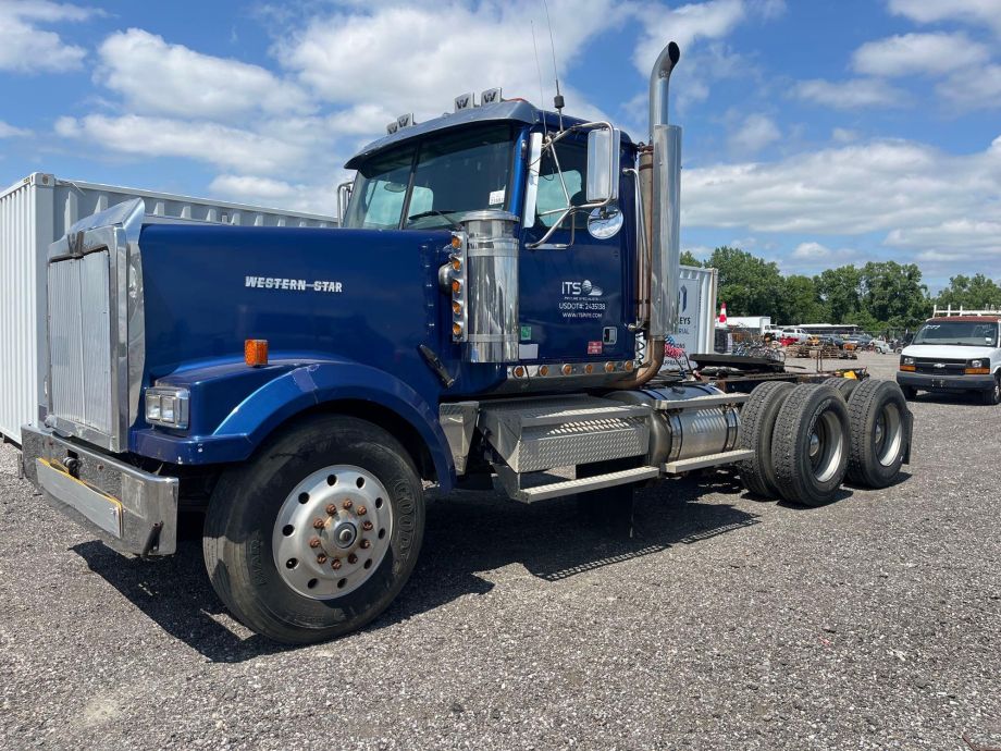 Image for 2002 Western Star 4900 T/A Heavy-Duty Day Cab Road Tractor