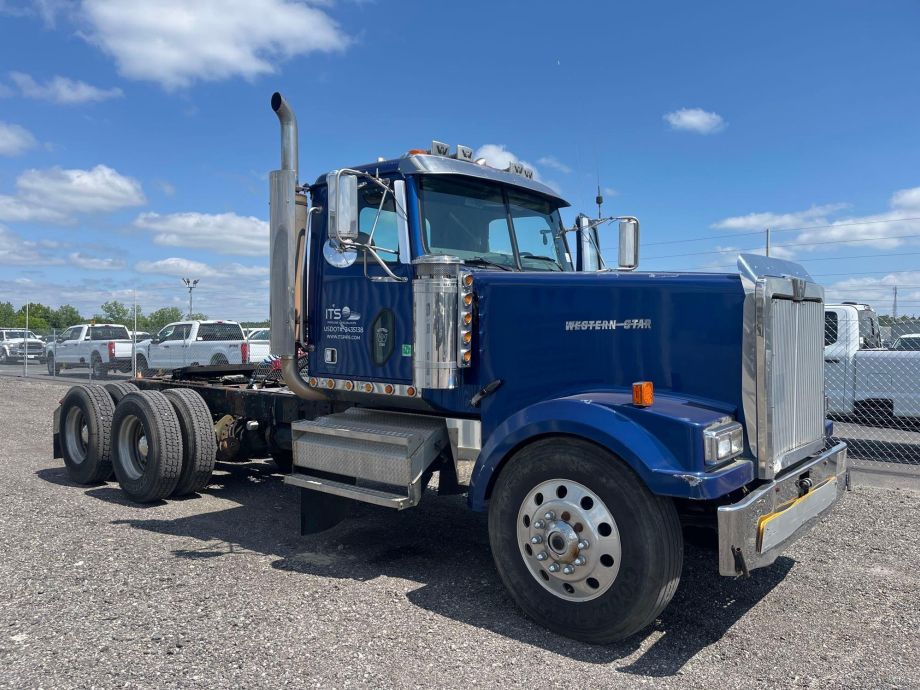 Image for 2002 Western Star 4900 T/A Heavy-Duty Day Cab Road Tractor