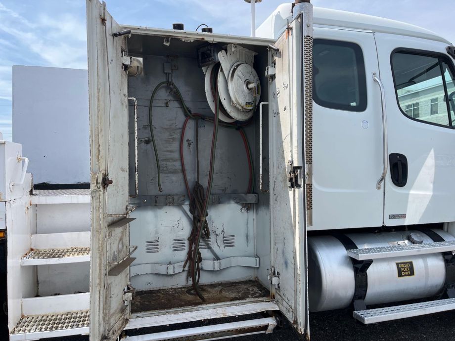 Image for 2010 Freightliner M2 106 XCab Service Body Palfinger Crane