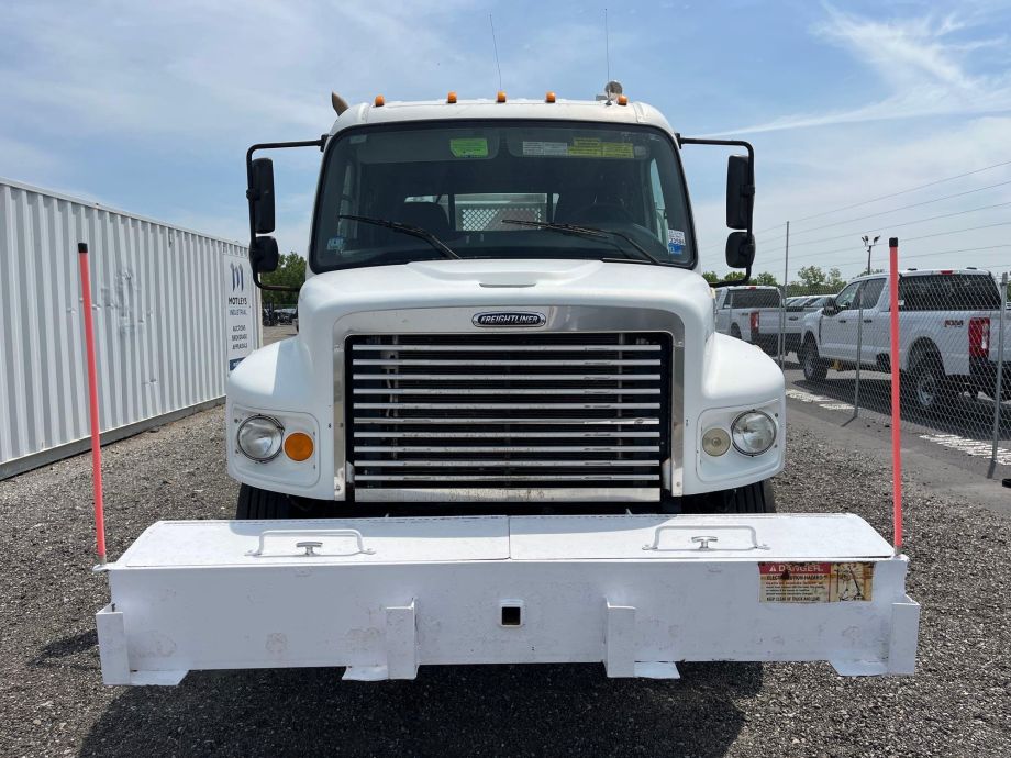 Image for 2010 Freightliner M2 106 XCab Service Body Palfinger Crane