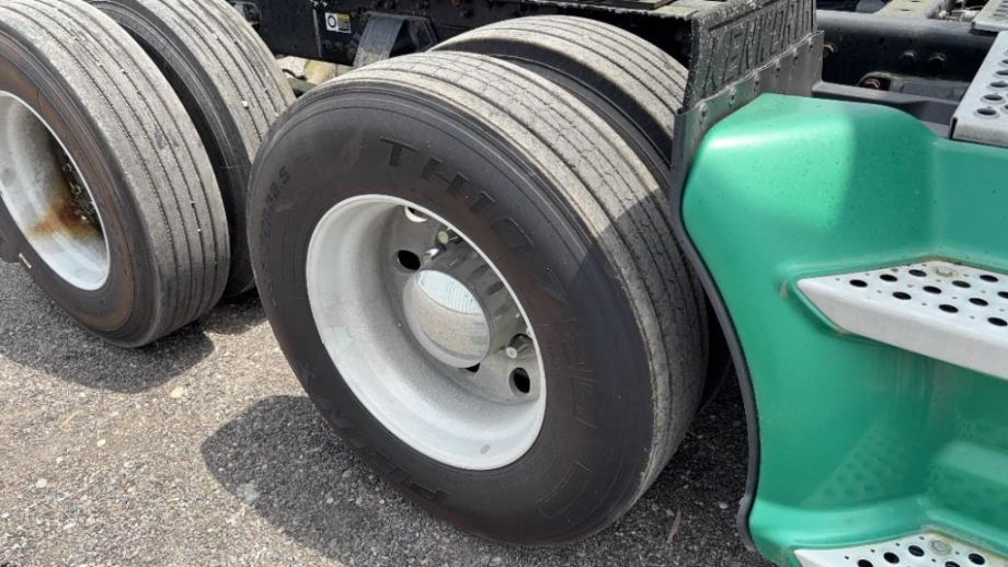 Image for 2015 Kenworth T880 T/A Heavy-Duty Sleeper Cab Road Tractor