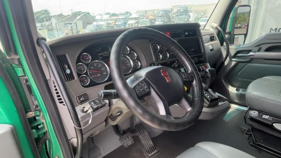 Image for 2015 Kenworth T880 T/A Heavy-Duty Sleeper Cab Road Tractor