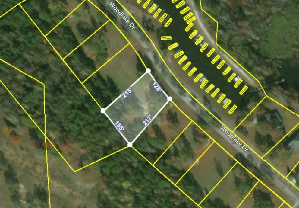 Builder Lot: +/-1.00 acre lot on Woodlake Drive in Manning, SC