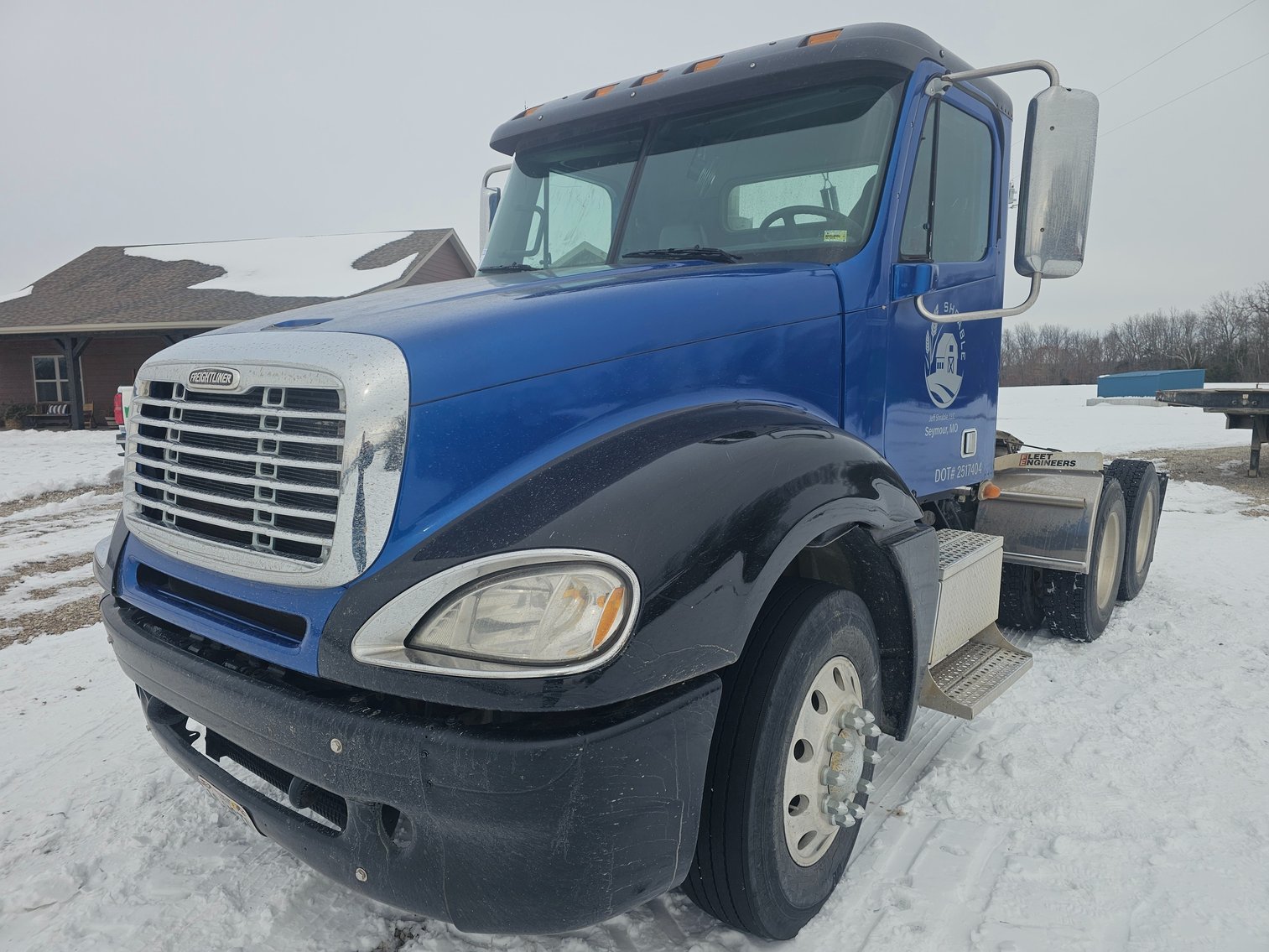 2007 Freightliner Columbia 120 Day Cab Truck at Sexton Auctioneers auction