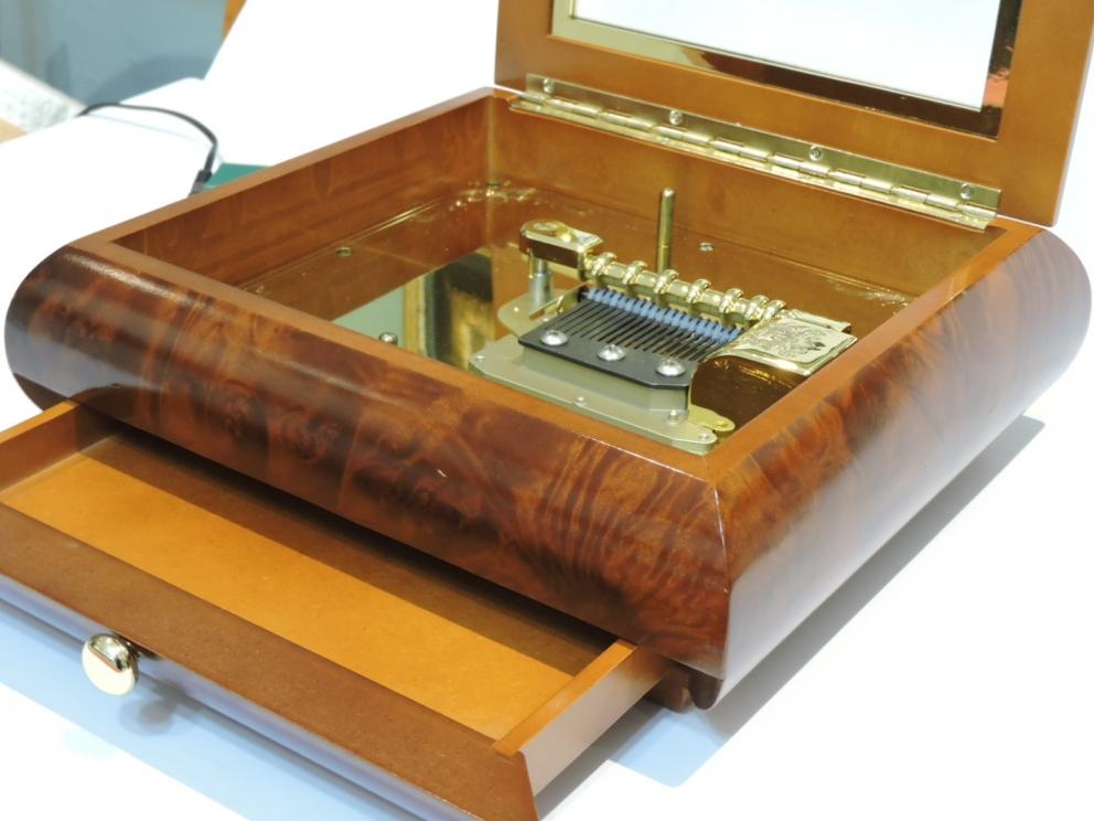 CHRISTMAS HOLIDAY MUSIC PLAYER