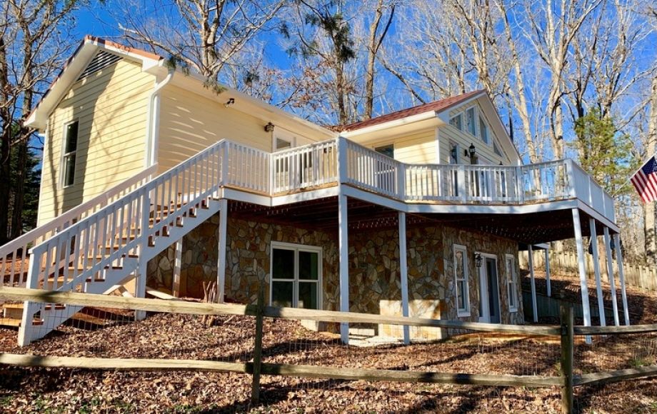 LAKE GASTONMoveIn Ready 2 BR/3 BA Waterfront Home w/Dock & Boat House