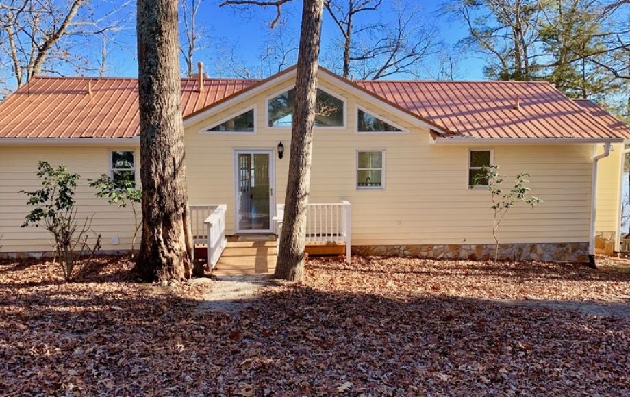 LAKE GASTONMoveIn Ready 2 BR/3 BA Waterfront Home w/Dock & Boat House