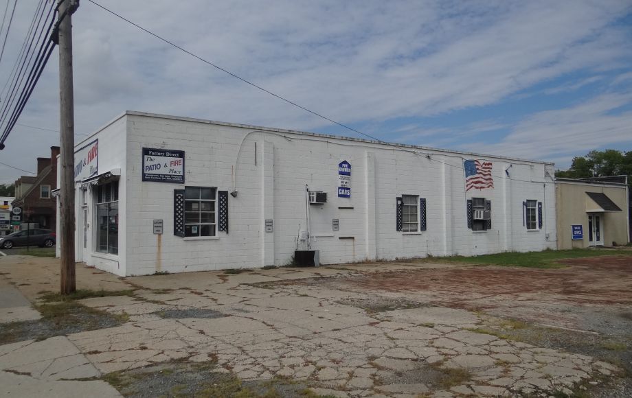 COMMERCIAL BUILDING in DOWNTOWN TAPPAHANNOCK, VA
