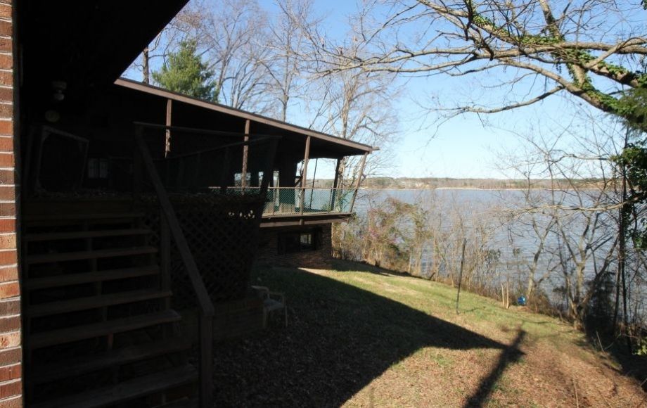 3 BR/4 BA Buggs Island Lake/Kerr Lake Front Home on 3+ Acres—SELLS to