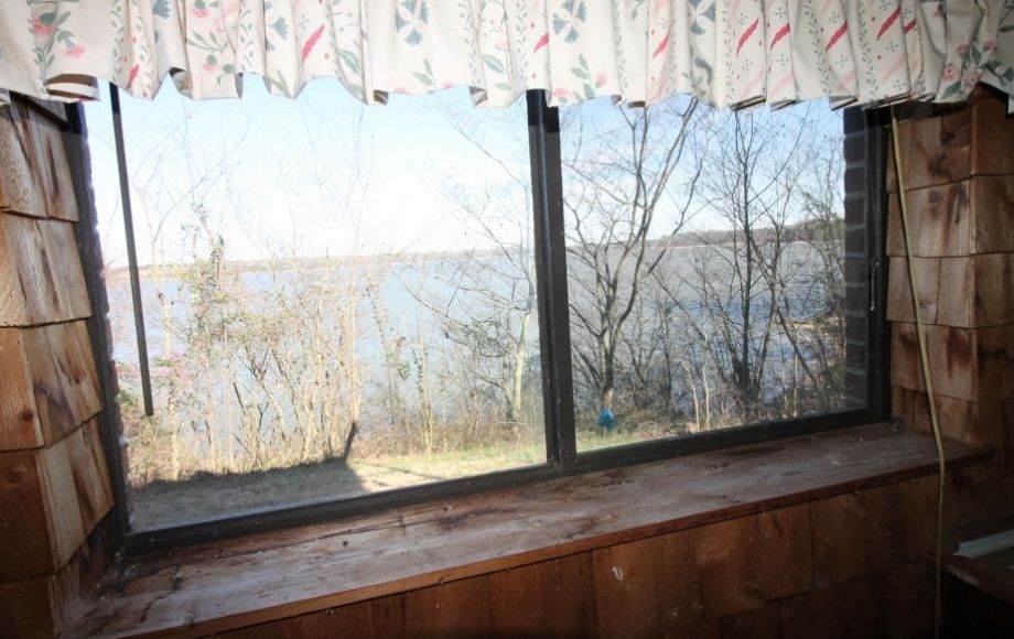 3 BR/4 BA Buggs Island Lake/Kerr Lake Front Home on 3+ Acres—SELLS to