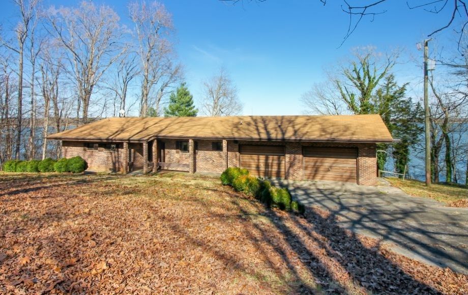 3 BR/4 BA Buggs Island Lake/Kerr Lake Front Home on 3+ Acres—SELLS to