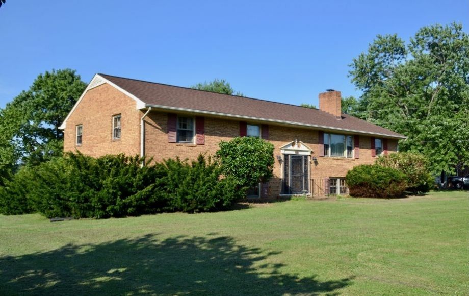 5 BR/3 BA home on 1.27 +/ acres in Little Creek EstatesSouth
