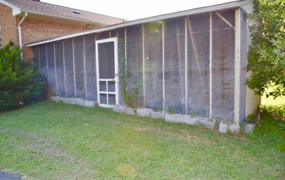 5 BR/3 BA home on 1.27 +/ acres in Little Creek EstatesSouth